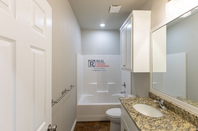 Building Photo - Modern Glen Rose Home with Open Layout