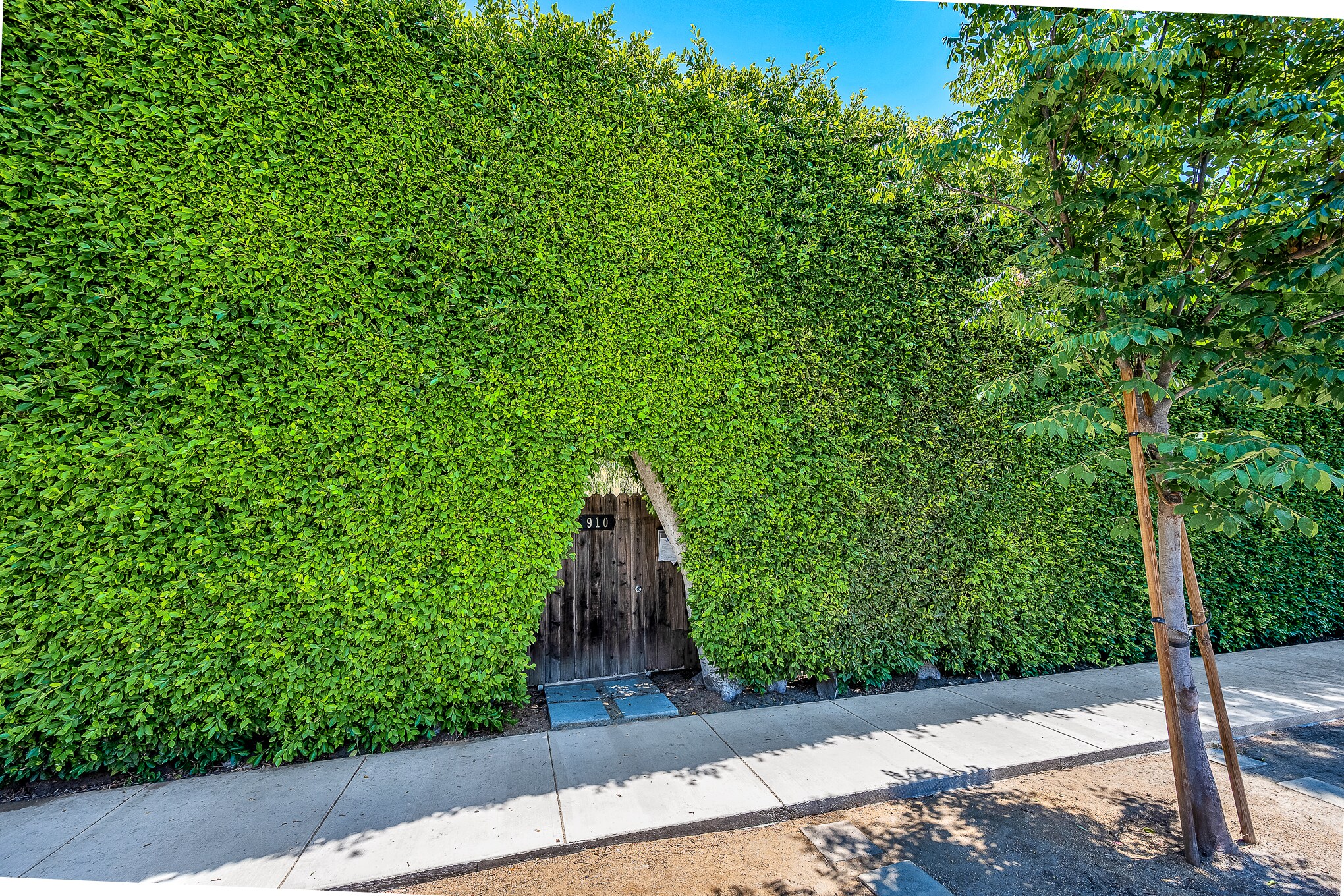 Building Photo - 910 N Hayworth Ave