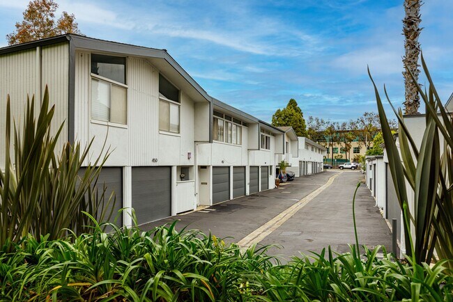 Building Photo - Upgraded Newport Beach Townhouse in Park Lido!