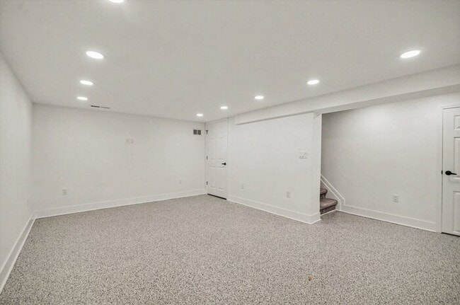 Building Photo - 615 Davis Ave