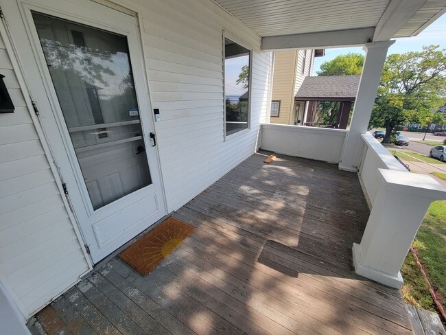 Building Photo - AVAILABLE October 1st! - 3 BED 1 BATH Home!