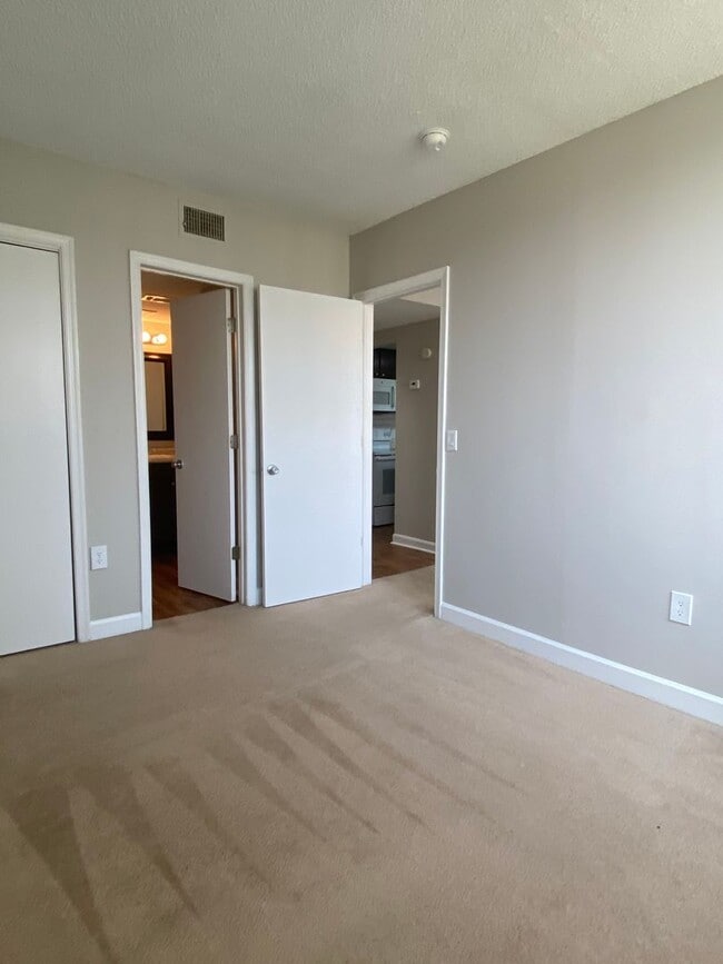 Building Photo - wh610