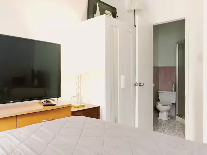 Building Photo - Furnished room/NOT APARTMENT