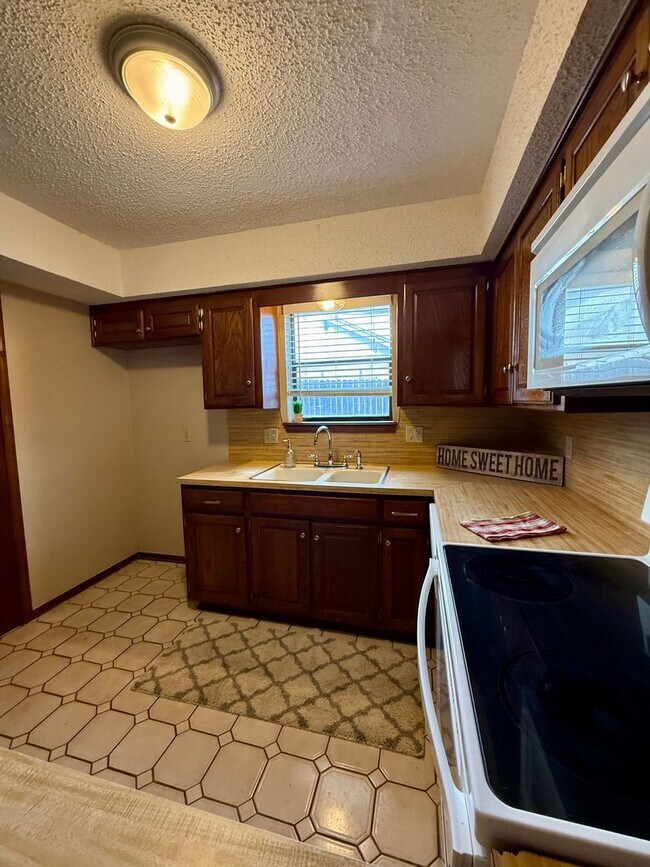 Building Photo - 1368 Cedarbrook Ln