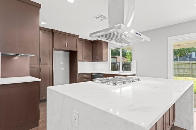 Building Photo - 22435 Elsinore Dr