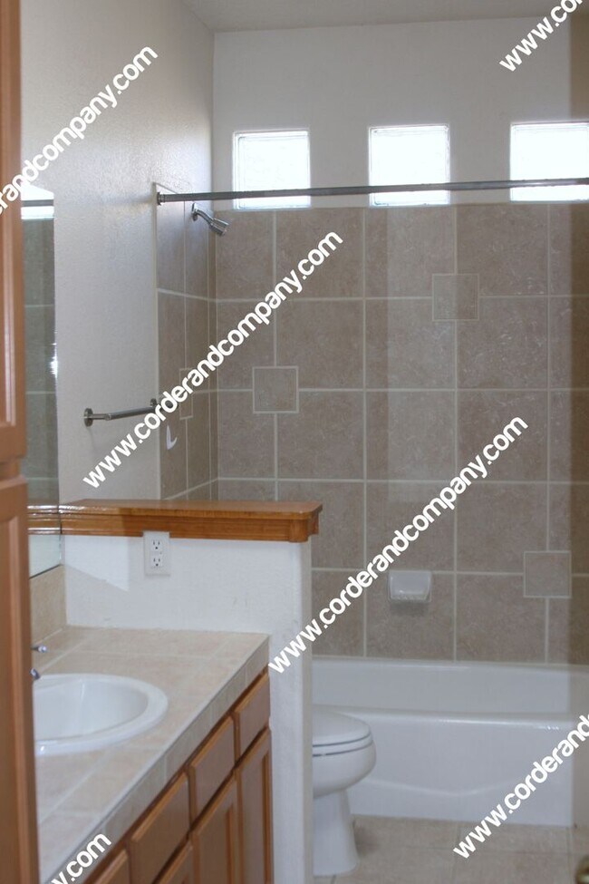 Building Photo - Beautiful 4 Bedroom, 2 Bathroom, 2 Car Gar...