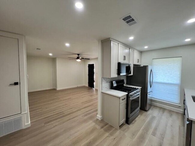 Building Photo - Allandale Place / Culdesac / Refrigerator / Washer/Dryer / Fenced Yard