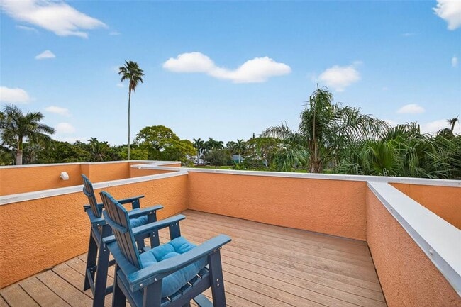 Building Photo - 922 N Shore Dr NE