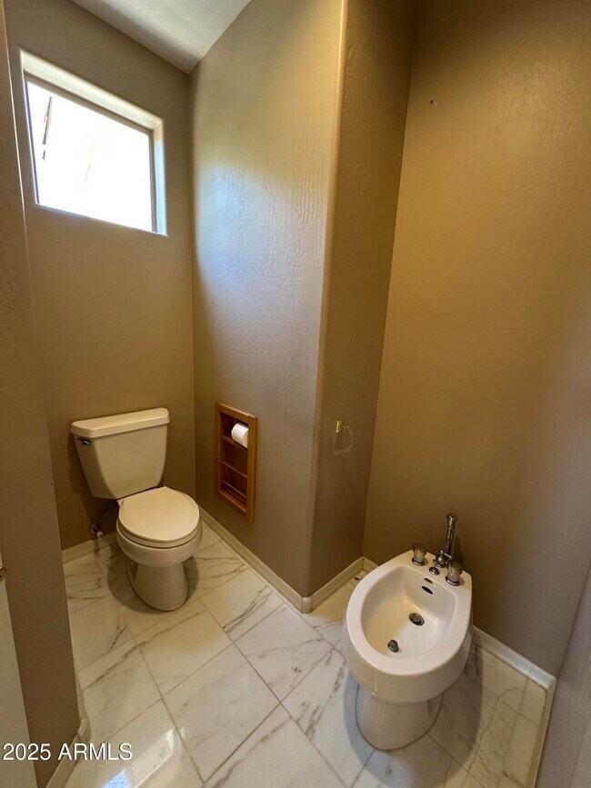Building Photo - 2053 E Clubhouse Dr