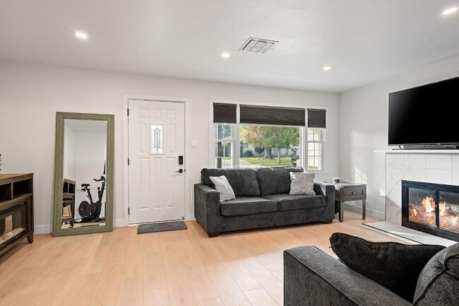 Building Photo - 8 17th St