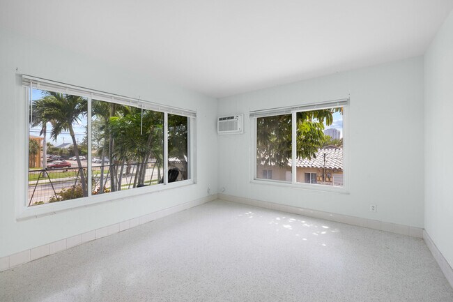 Building Photo - 5411 N Flagler Dr