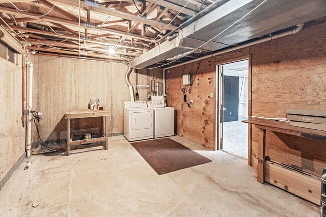 Building Photo - Renovated Townhome in Woodburne
