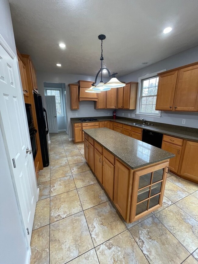 Building Photo - Beautiful custom built 5 bed 4 bath home with finished basement ready for you to move-in!