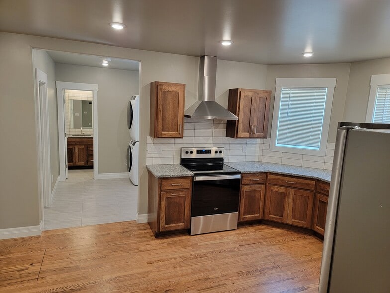 Building Photo - 512 Moro St