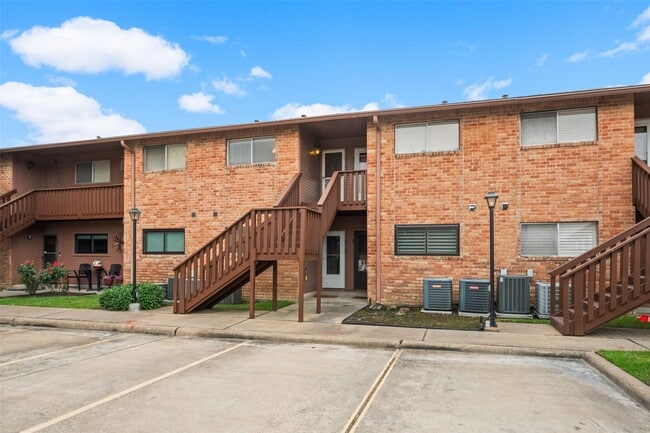 Building Photo - 801 River Rd