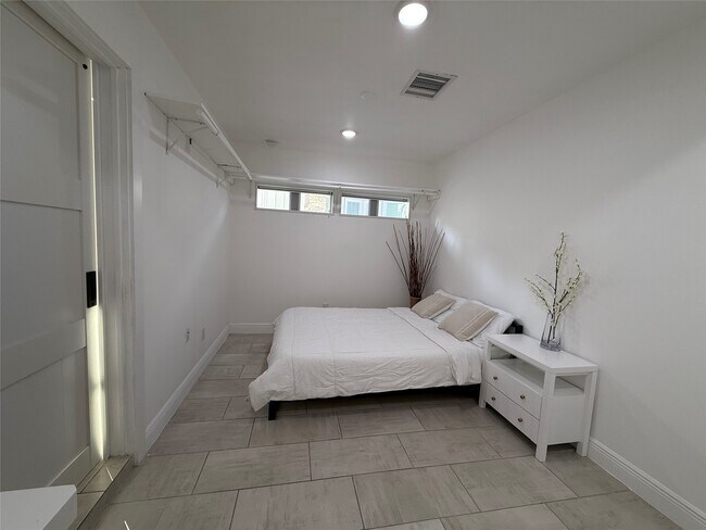 Building Photo - 828 Allston St