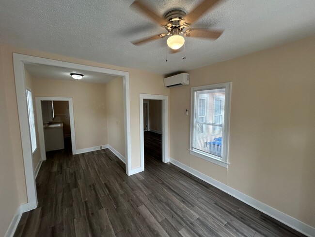 Building Photo - COMING SOON! 1 Bedroom /1 Bath Unit with F...