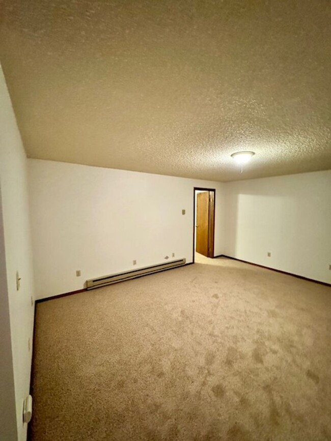 Building Photo - 4 Bedroom, 2.5 Bathroom Townhouse, Close t...