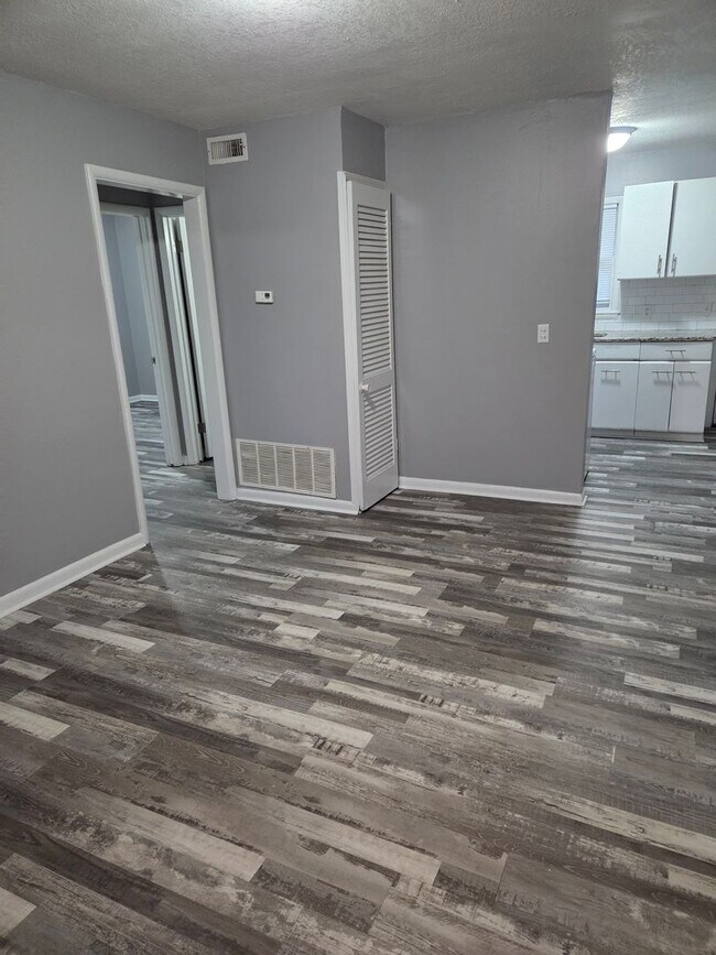 Building Photo - 1025 S St Clair St