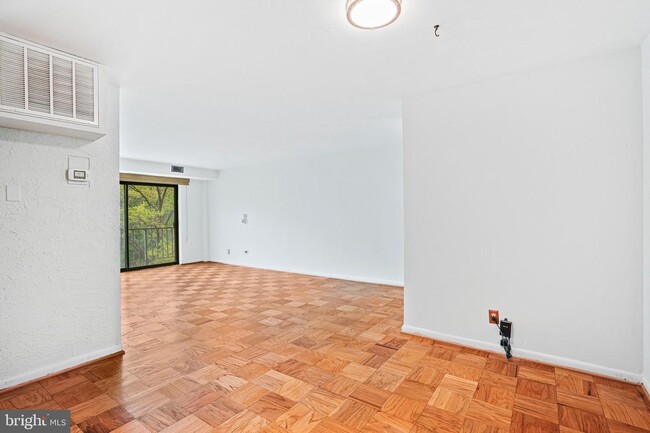 Open floor living room/dining area - 575 Thayer Ave