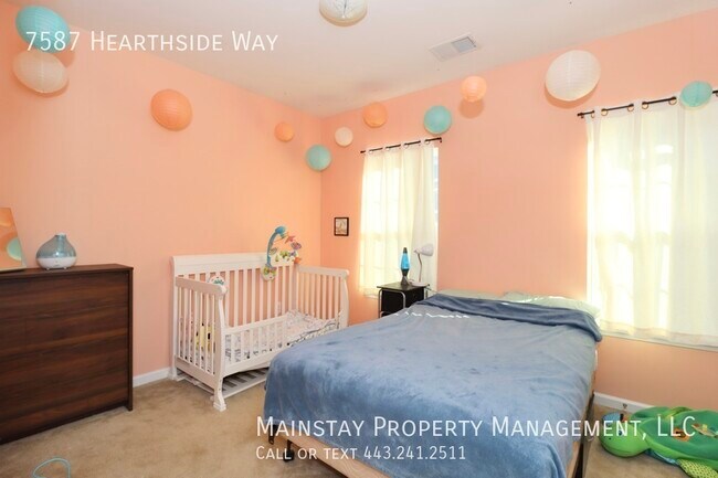 Building Photo - 3 Bedroom Townhome in Howard Square!