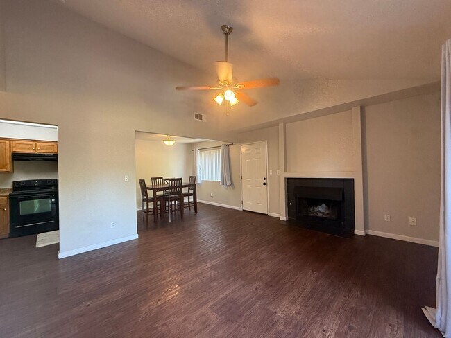 Building Photo - 1190 S Winery Ave