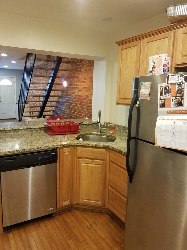 Building Photo - Charming 2Bedroom/1.5Bath Townhome in Upper Fells Point!
