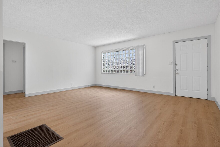 Building Photo - 933 Alamitos Ave