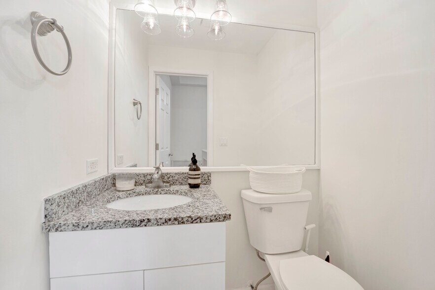 Building Photo - 1646 W Julian St