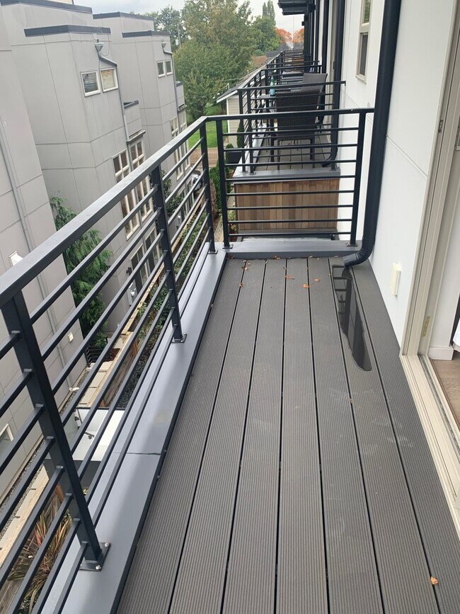 Building Photo - High End Madison Valley Row House !