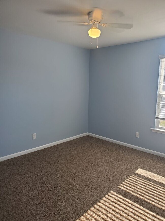 Building Photo - **Available mid January** 4 Bedroom with B...