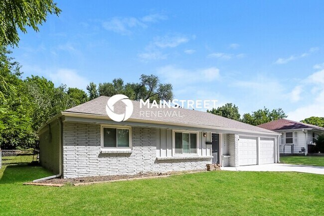 Building Photo - 3 Bedroom Pet-Friendly Home in Overland Park, KS with Main Street Renewal
