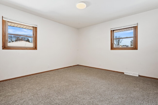 Building Photo - 2450 S 95th St