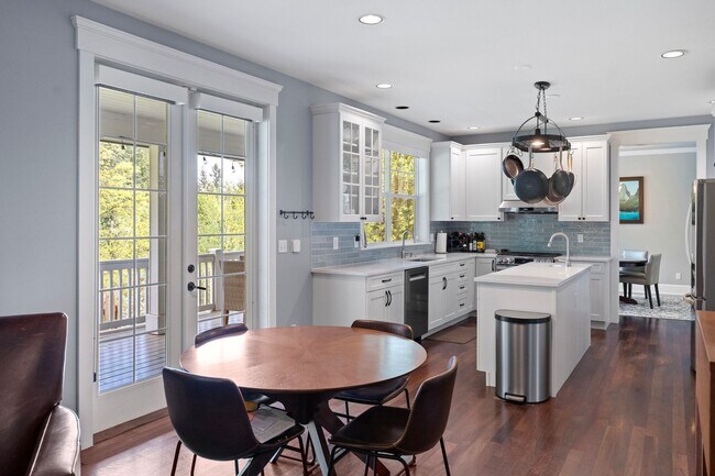 Building Photo - Custom Craftsman Estate on 1.5+ Sun-drenched Acres