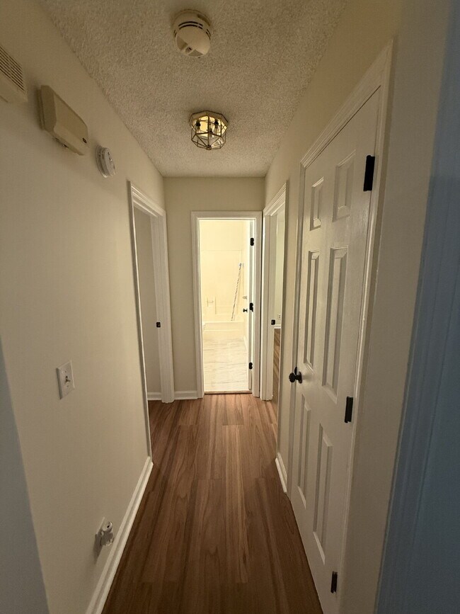 Building Photo - 821 Hillmore Dr