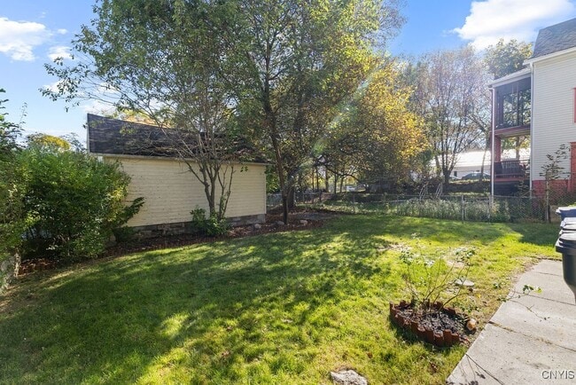 Building Photo - 401 Valley Dr