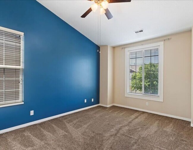 Building Photo - North Salt Lake Like New 2 bad, 2 bath 2 car garage