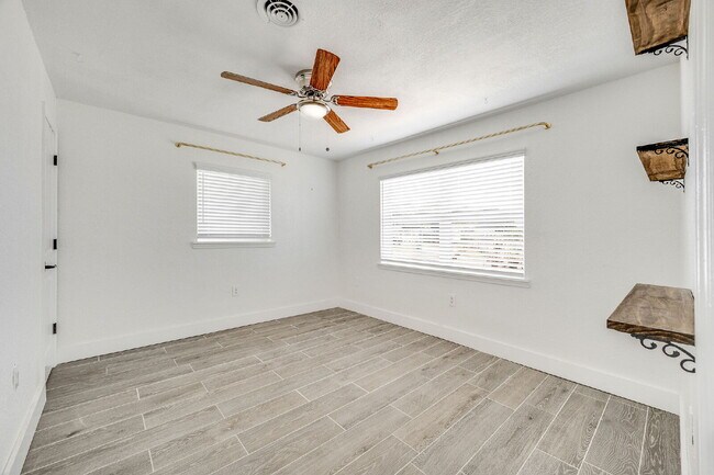 Building Photo - Remodeled 3/2 in Central Merritt Island!