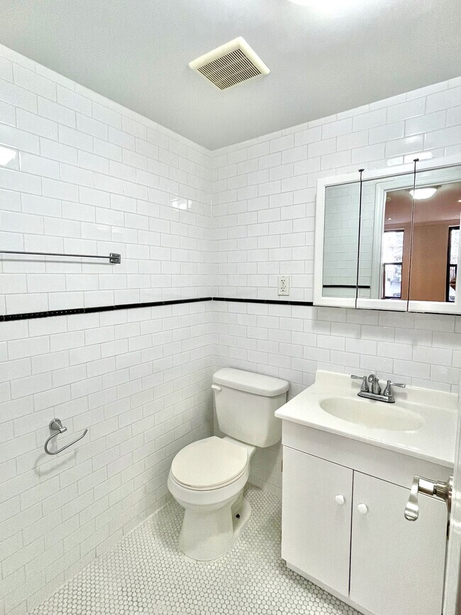 Building Photo - 239 Henry St