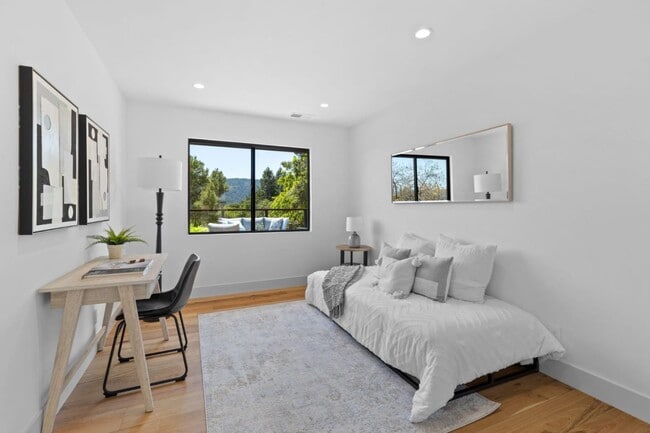 Building Photo - 810 W California Way