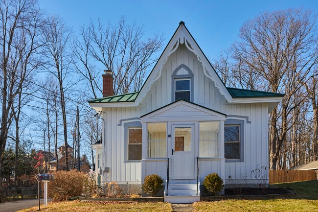 Building Photo - 16 Oak St