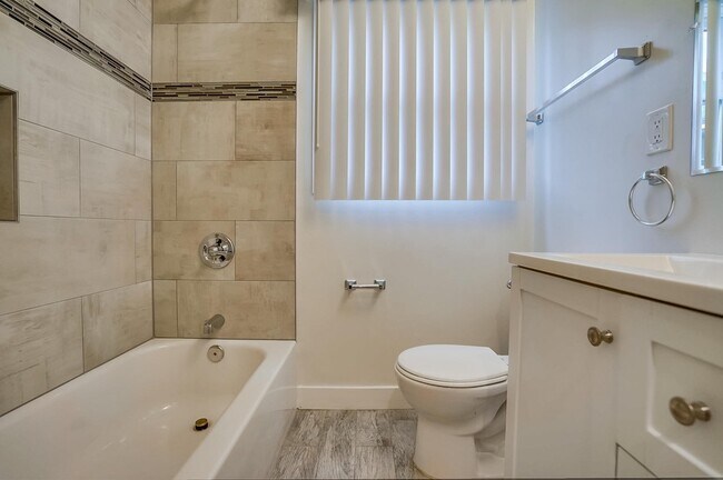 Building Photo - 457 W 4th St