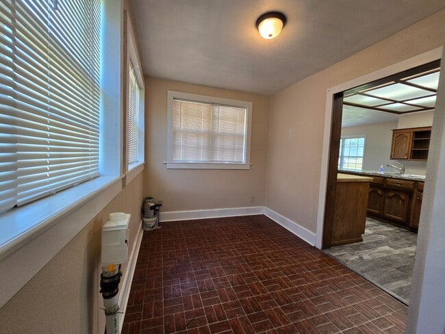 Building Photo - 3 Bedroom 2 Bath home in Asher!