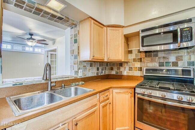 Building Photo - 1701 Elm St