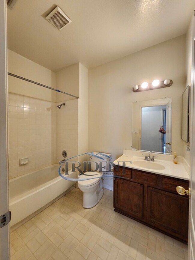 Building Photo - 3 bedroom, 2 bath house