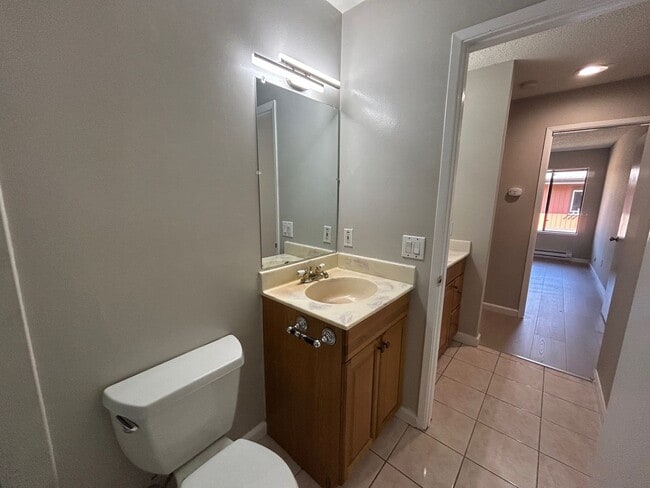 Building Photo - Nice 3br/1.5ba Town Home. Great school. Wa...