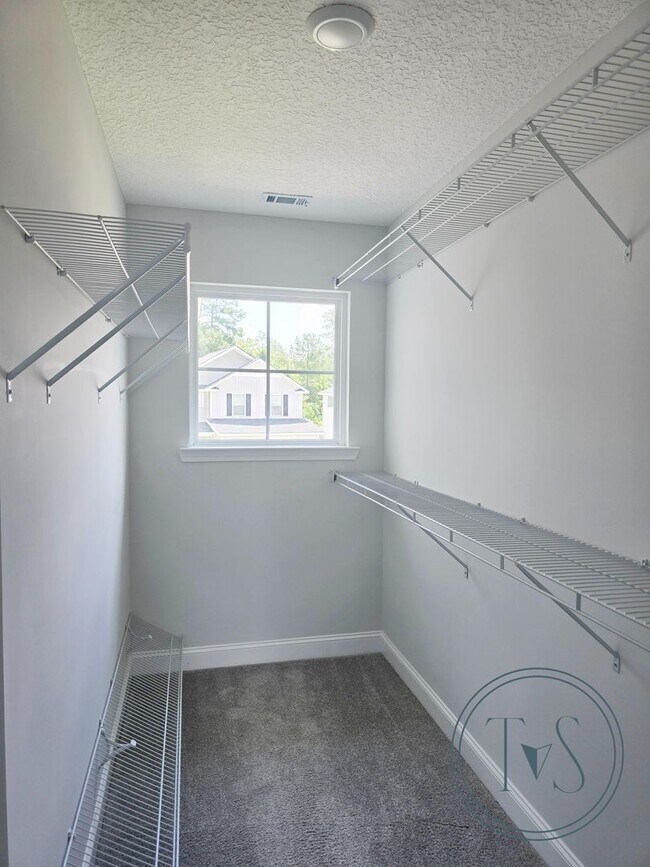 Building Photo - FALL MOVE-IN SPECIAL: $1000 OFF 1st MONTH'S RENT!**