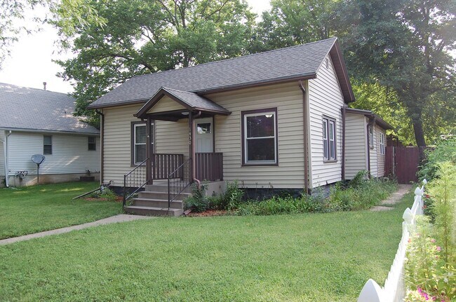 Building Photo - Cute & clean and close to campus!