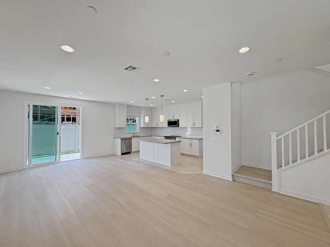 Building Photo - Stunning 4B/2.5BA New Build Home in Oceans...