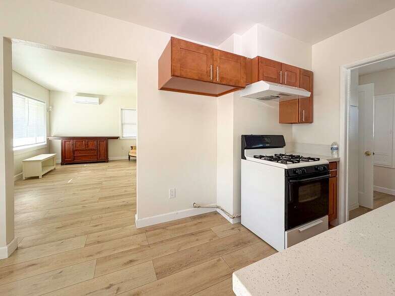 Building Photo - 1722 E Victoria Ave